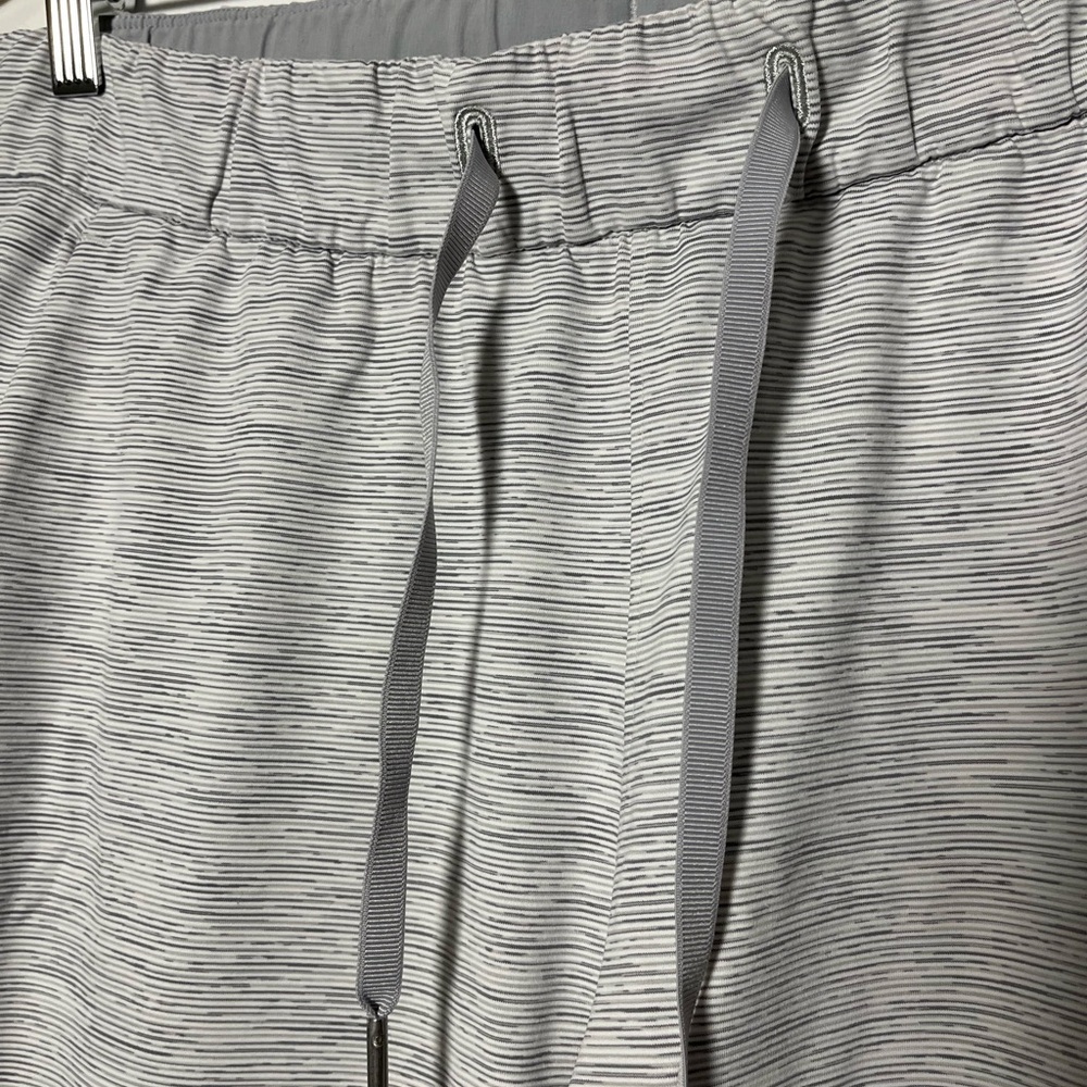 Lululemon On The Fly Pant Wee Are From Space Nimbus Grey Sz 8 EUC - Picture 3 of 8
